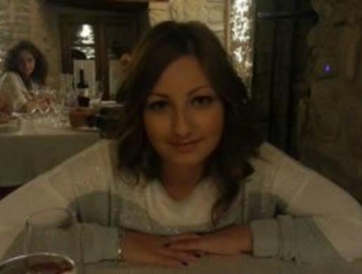 Donna seduta a un tavolo in un ristorante, atmosfera accogliente e intima.