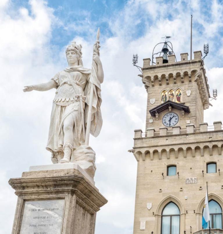 Statua e torre dell'orologio nel centro storico di San Marino.